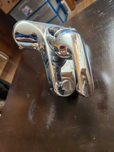 This is a Delta faucet in used condition, perfect for a bathroom or kitchen sink. The faucet feature...