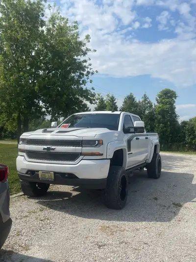 2018 Silverado 4x4 5.3l. Around 87,000km on it. Lots of extras. Also have all stock parts and a cap...