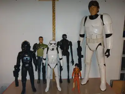 Le plus petit....5$ Robot, Stormtrooper, tie fighter....20$chacun Storm trooper Ian solo...85$ vendu