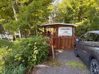 La roulotte est située au Camping Guilmette, emplacement #119 à Beaumont. À vendre : magnifique inst...