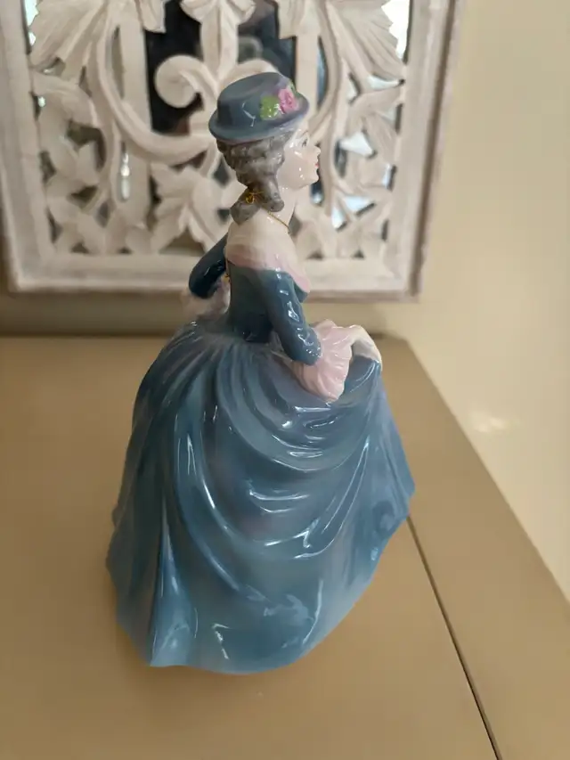 Coalport Figurine Regina in Arts & Collectibles in Oakville / Halton Region - Image 6