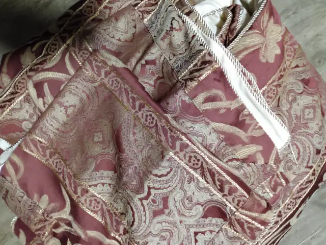 Queen Comforter Seat in Bedding in St. Catharines - Image 9