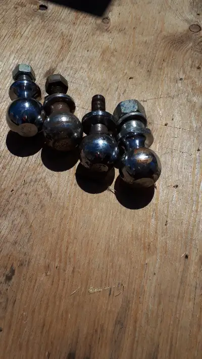 Boules de remorques de 2 POUCES de diam. dont 3 de3500 Lbs et une de 6000 Lbs, (une est sans boulon,...