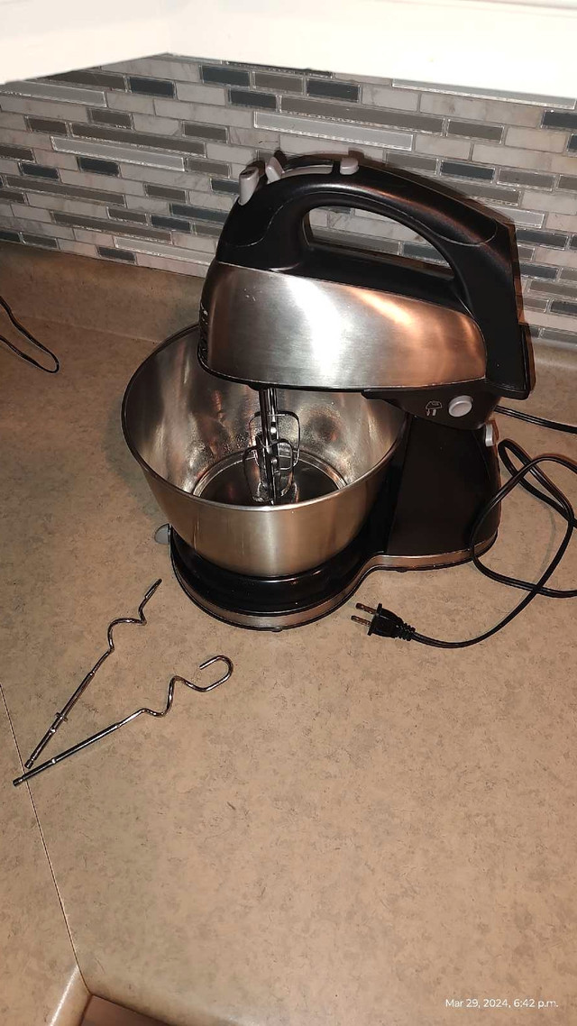 Mixer with a stand and bowl in Other in Oakville / Halton Region - Image 3