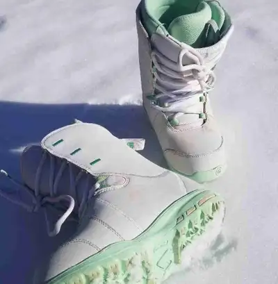 Burton Transfer women's/girls size 6 US snowboard boots in White/Mint Gear up for March break! Best...
