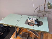 Juki MO-804 Industrial Overlock Sewing Machine/Machine à Coudre