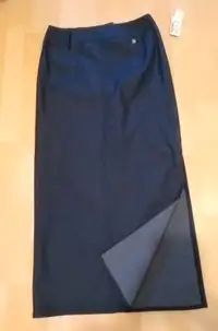 NEW Ladies dark denim skirt  size 7, Reitmans