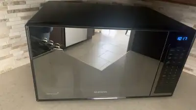 Samsung Luxurious Black Mirror design microwave, in excellent condition, approximately 5 years old....