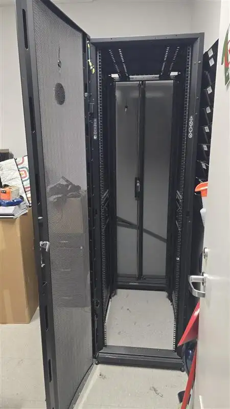 Dell Server Rack in Servers in City of Toronto - Image 4