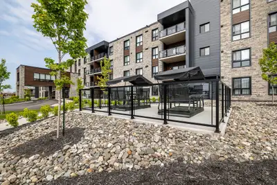 IMMEUBLE NEUF PRÊT pour le printemps 2025! Profitez d’un espace de vie entièrement neuf dans un quar...