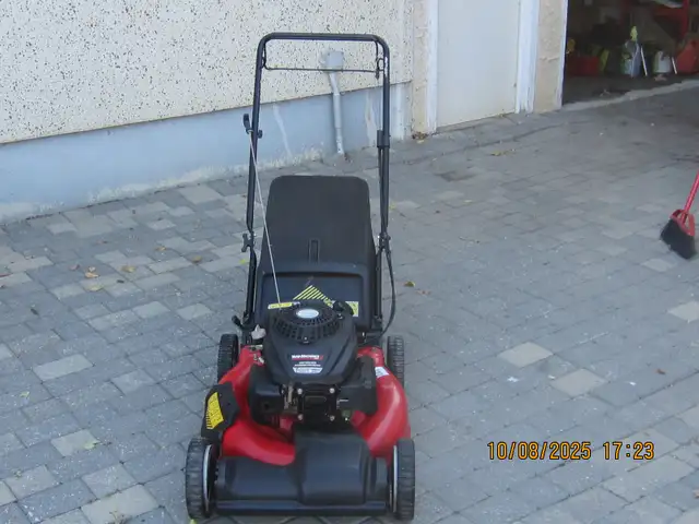 for sale in Lawnmowers & Leaf Blowers in Regina - Image 4