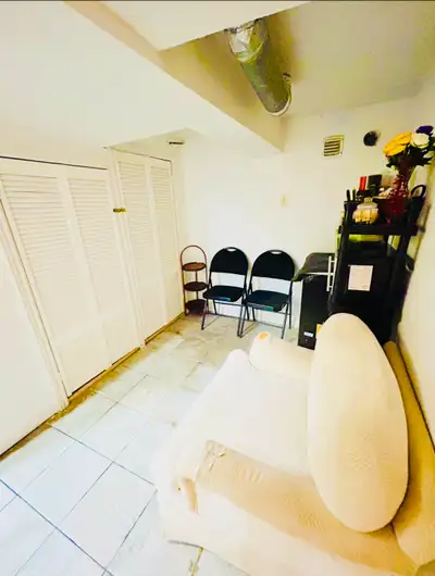 1 bedroom basement Pape/danforth