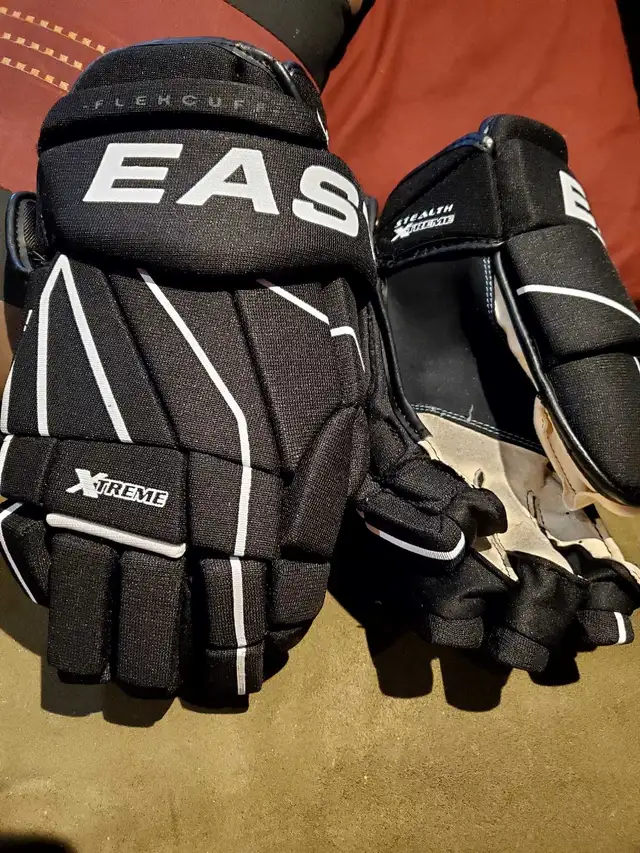 Easton Hockey Gloves.  Mens in Hockey in Ottawa - Image 4