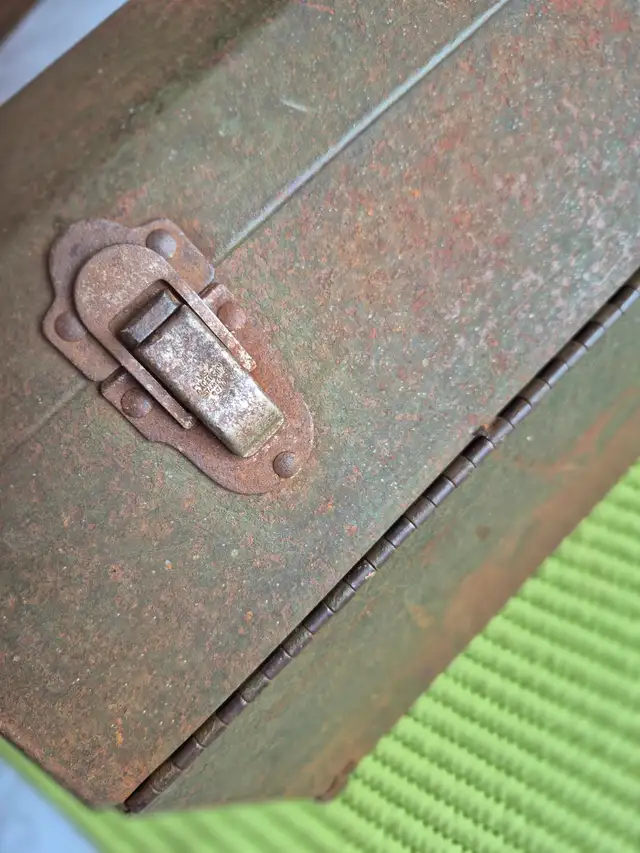 Antique armory tool chest in Tool Storage & Benches in Oakville / Halton Region - Image 6