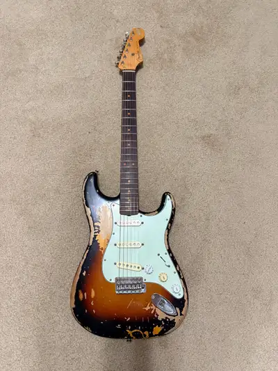 Rosewood fingerboard, 3 colour sunburst, collector case queen. Played very little. Fender hardshell...