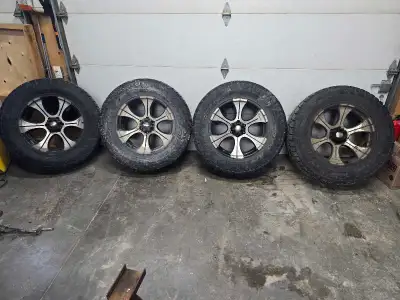 Weathered, but straight. Comes with spline drive nuts and socket. Tires are 35x12.50x20 Toyo open co...