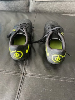 Soccer shoes Tiempo w/clits (size 3.5 Y) in Soccer in Calgary - Image 3