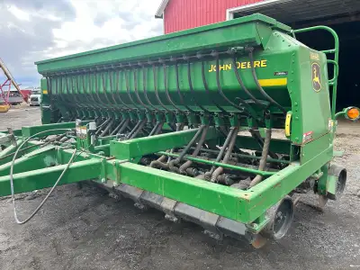 John Deere 1590 seed drill. 15ft wide , 7.5” spacing. 15” lockup kit. Grass seed box and Dry fertili...