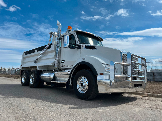 2022 Kenworth T880 Gravel Truck in Heavy Trucks in Red Deer - Image 2