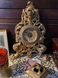 Ancienne horloge 1906 en fonte gargouille avec chérubin fonction