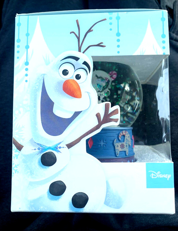 Frozen Disney Store Olaf's Adventure Snow Globe 2017 NEUF dans Jouets et jeux  à Laval/Rive Nord - Image 2
