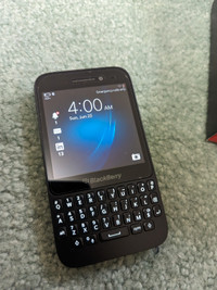Blackberry q5 phone - like new in box