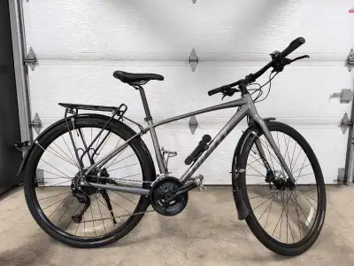 Vélo Hybride Giant Scape Disc 1 Hybrid Bicycle, Taille/Size S, View more