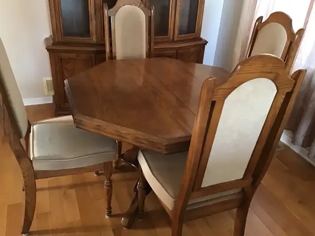  Dining room table, Buffet, Hutch and six chairs   in Dining Tables & Sets in Kingston - Image 4
