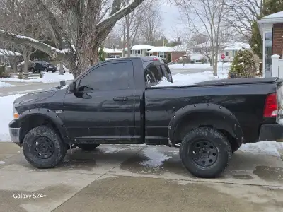 Selling my 2010 ram 1500 5.7 4x4 single cab short box 19400 kms Has a 4" bds lift kit 35x12.5x20 hos...