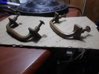 2-POIGNEES EN METAL-BRONZE,POUR PORTES D ARMOIRES OU AUTRES, View more