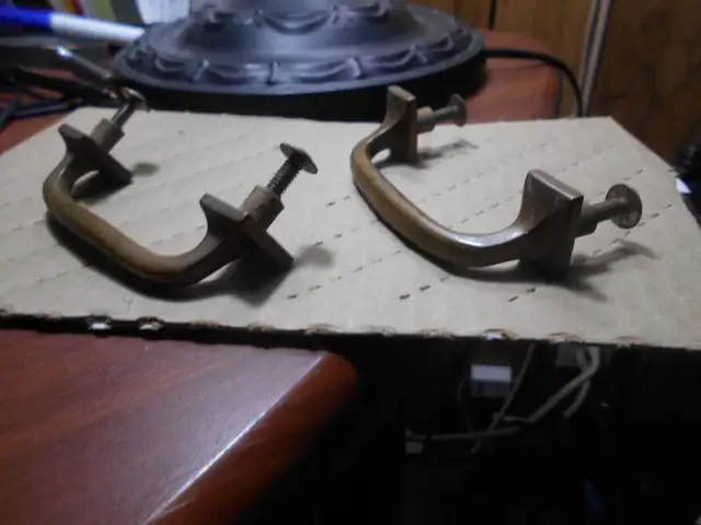 2-POIGNEES EN METAL-BRONZE,POUR PORTES D ARMOIRES OU AUTRES in Cabinets & Countertops in Longueuil / South Shore - Image 2