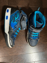 Boys sport shoes Geox with lights, size EUR 32 (UK 13)