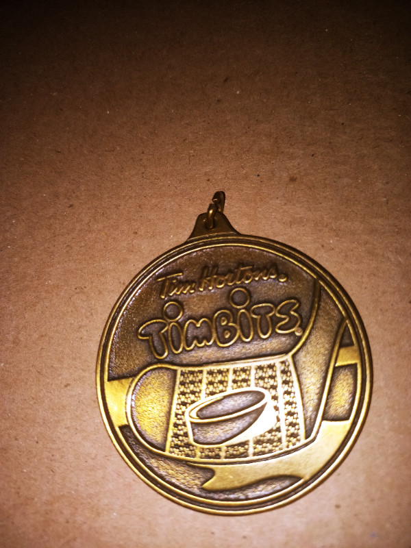 TIM HORTONS  TIM BITS  1999 - 2000  HOCKEY  MEDAL in Arts & Collectibles in Sarnia