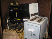 ASSORTMENT OF VINTAGE TOASTERS/SMALL APPLIANCES