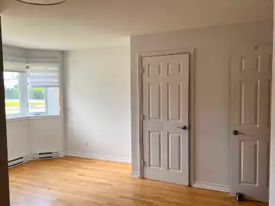 : Superbe 4 ½ à Laval – À 10 min du Métro ! ✨ Adresse : Boulevard des Prairies, Laval (Pont-Viau) Di...