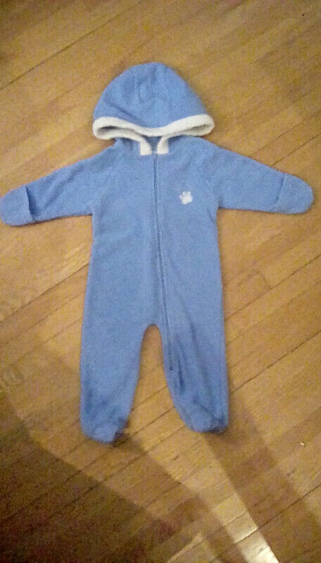 Ensemble 1 pièce en polar pour bébé 9 mois onesie polar 9 months |  Vêtements - 9 à 12 mois | Laval/Rive Nord | Kijiji