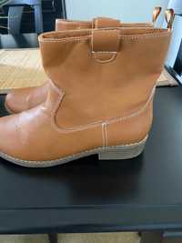 Gap size 6 boots $5
