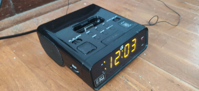 GPX - Alarm Clock/FM AM Radio/iPod Docking! in General Electronics in Cape Breton - Image 3