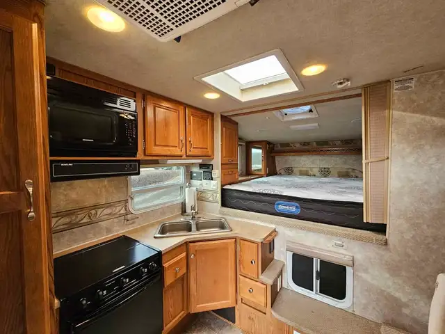 2007 Arctic fox 990 /2026 GMC Sierra 3500HD 4W Denali Ultimate w in Travel Trailers & Campers in Burnaby/New Westminster - Image 11
