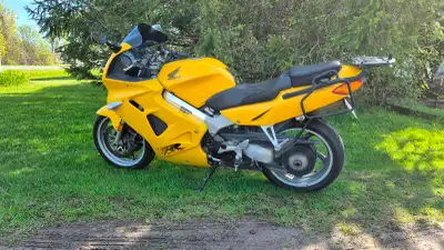 Arguably one of the best sport-touring motorcycles of all times. Check online! Gear driven cams, fue...