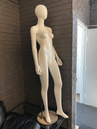 GLOSSY WHITE, FIBREGLASS STANDING MANNEQUIN