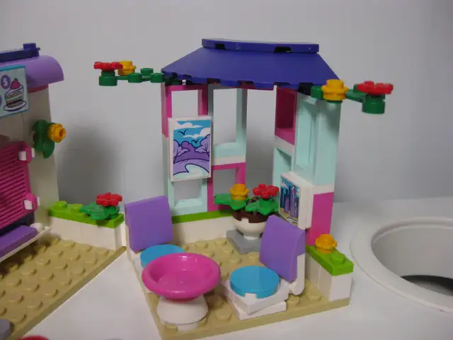 Lego Friends Emma's Art Cafe (complete with manual) in Toys & Games in Ottawa - Image 3
