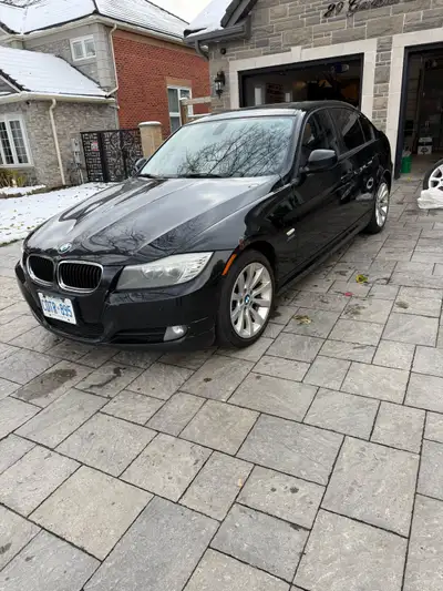 For sale is a used black 2011 BMW 328i, a reliable sedan with 353059 kilometers. This car features a...