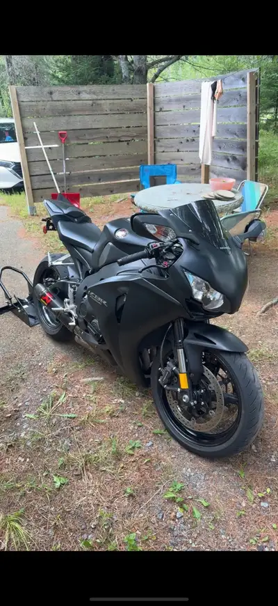 Honda CBR1000RR 2008 - acheter en juillet 2025 en Ontario (donc besoin inspection pour au Québec) et...