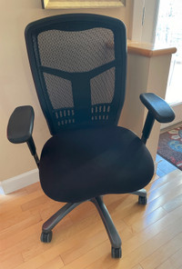 Ergonomic Mesh Office Chair - Like New!