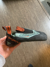 Souliers d'escalade MANTRA 2023 de La Sportiva