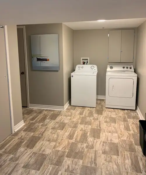 35 Poplar Cres., Welland, Ont - 2 rooms available for September 2025 Mature students wanted/House is...