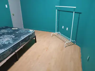 Available immediately: Single room with washroom in-suite in the basement of a private residential a...