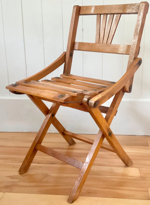 Antiquité Collection Petite chaise pour enfant Bois Pliante L dans Art et objets de collection  à Lévis