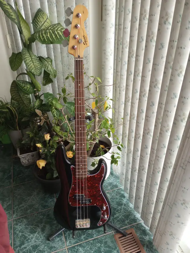 2004 Squire Affinity P Bass in Guitars in Mississauga / Peel Region - Image 2